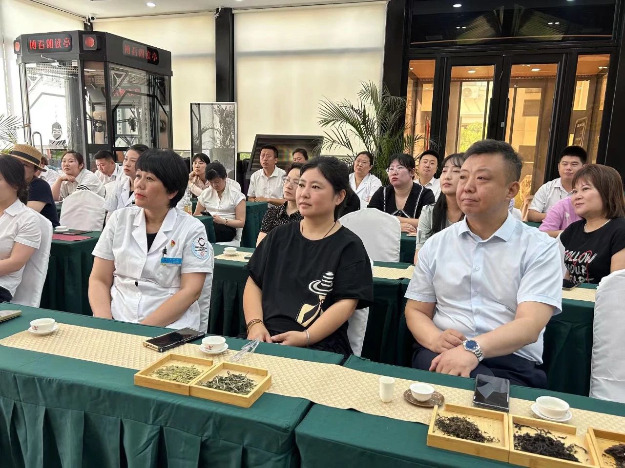 茶情雅韵 品香涤心丨米乐体育app集团、温泉集团、公服集团茶艺兴趣班开课